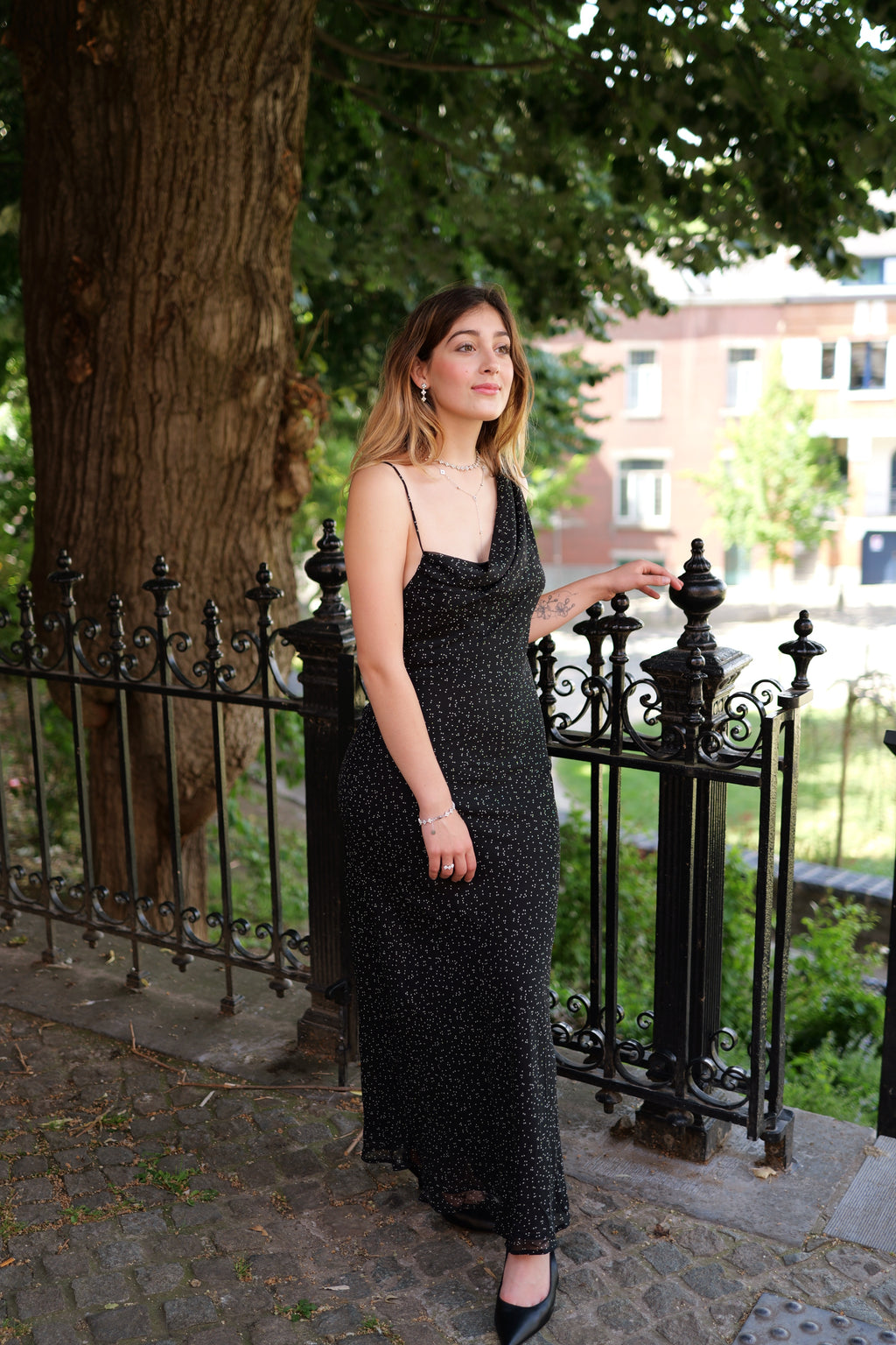 Robe noire à pois