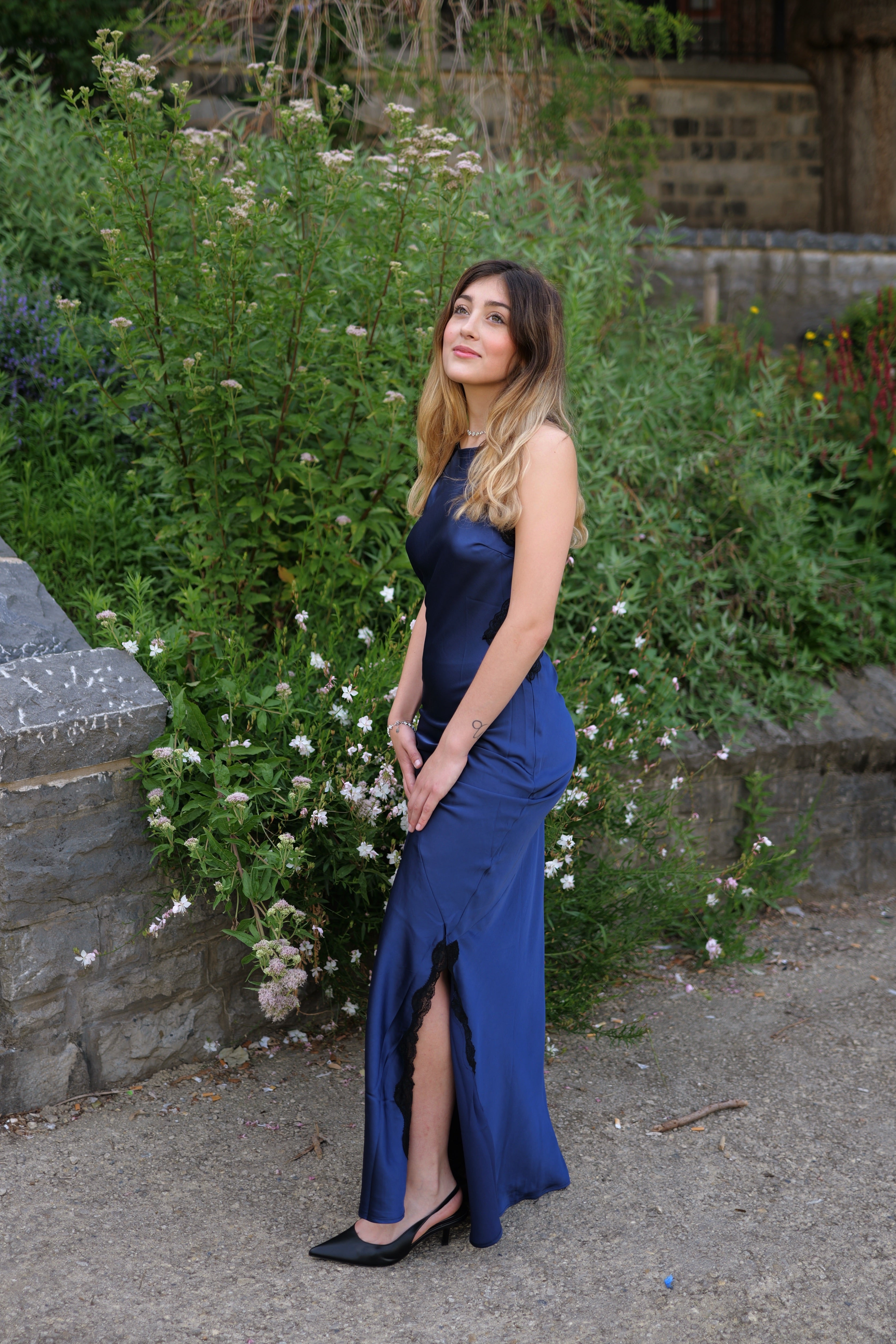 Robe satinée dentelle