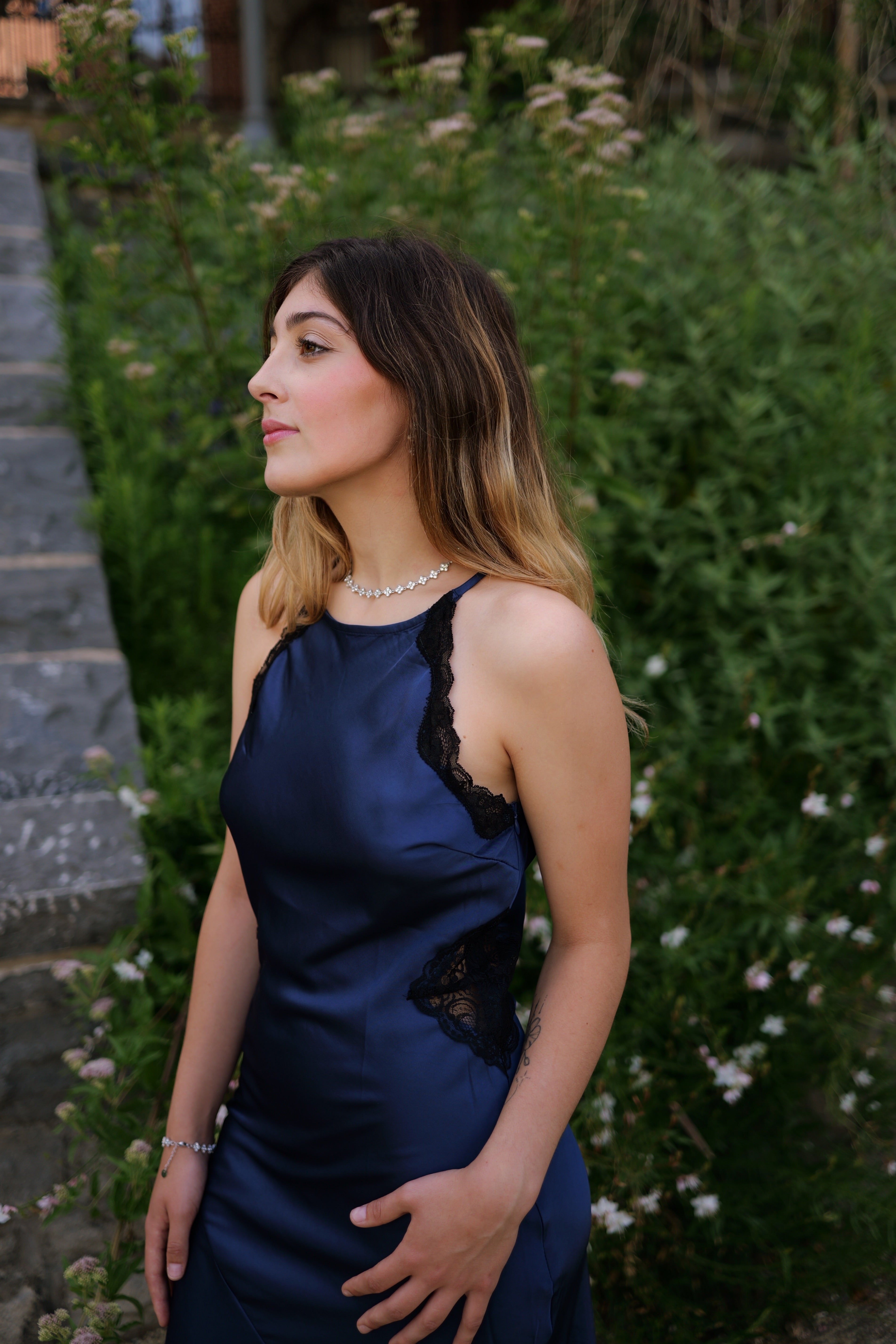 Robe satinée dentelle
