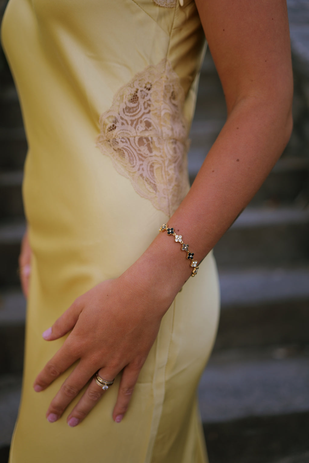 Robe satinée dentelle