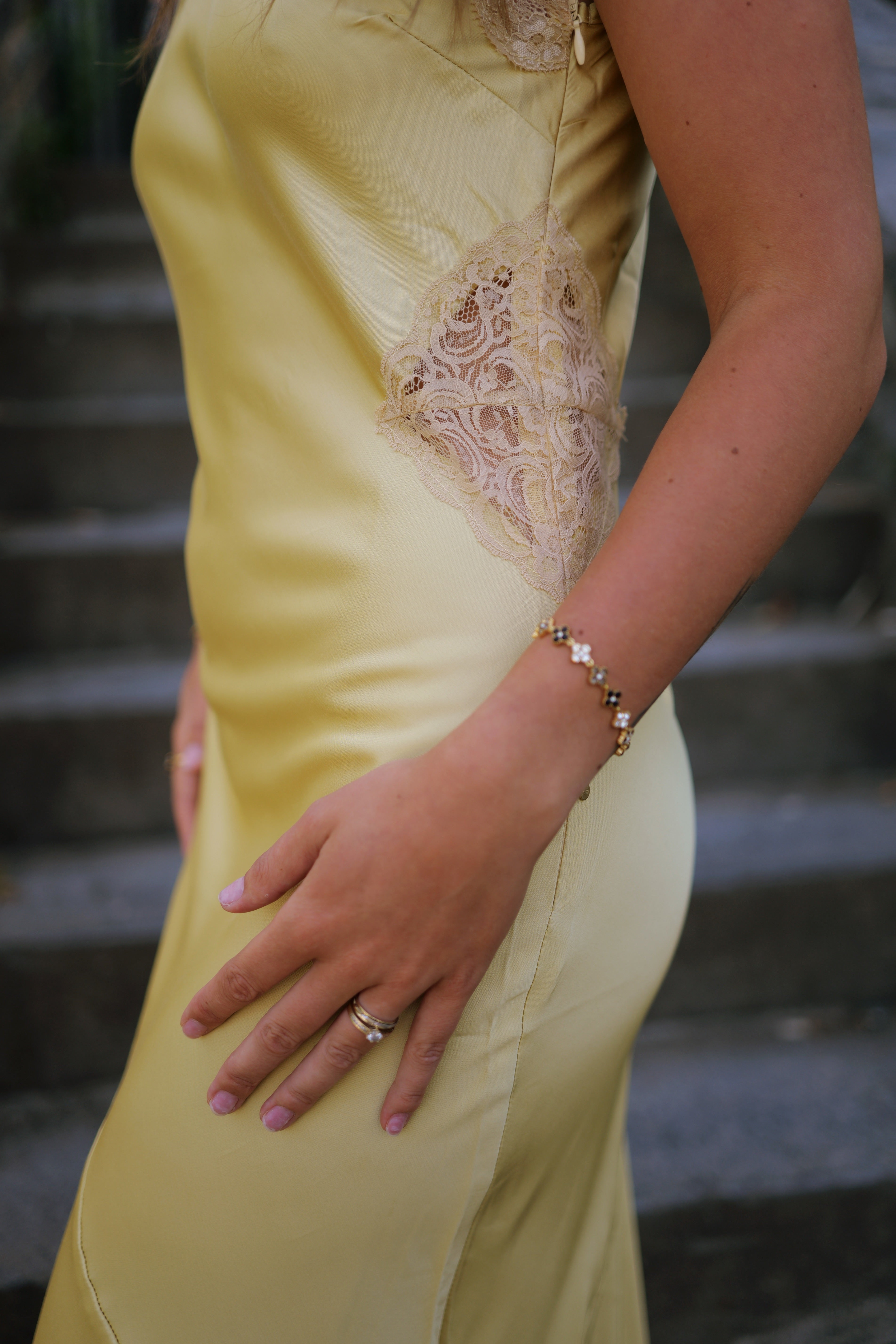 Robe satinée dentelle