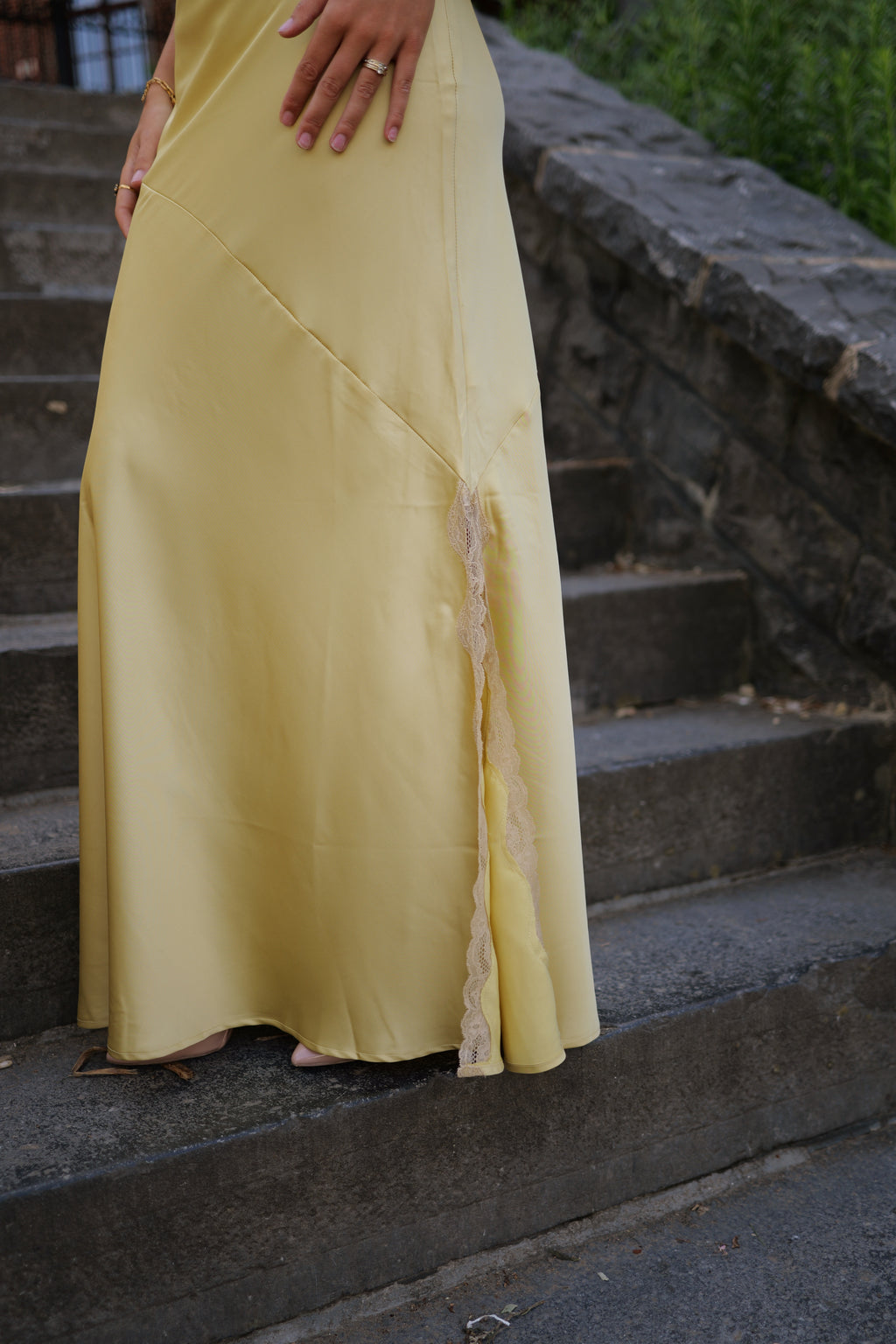 Robe satinée dentelle