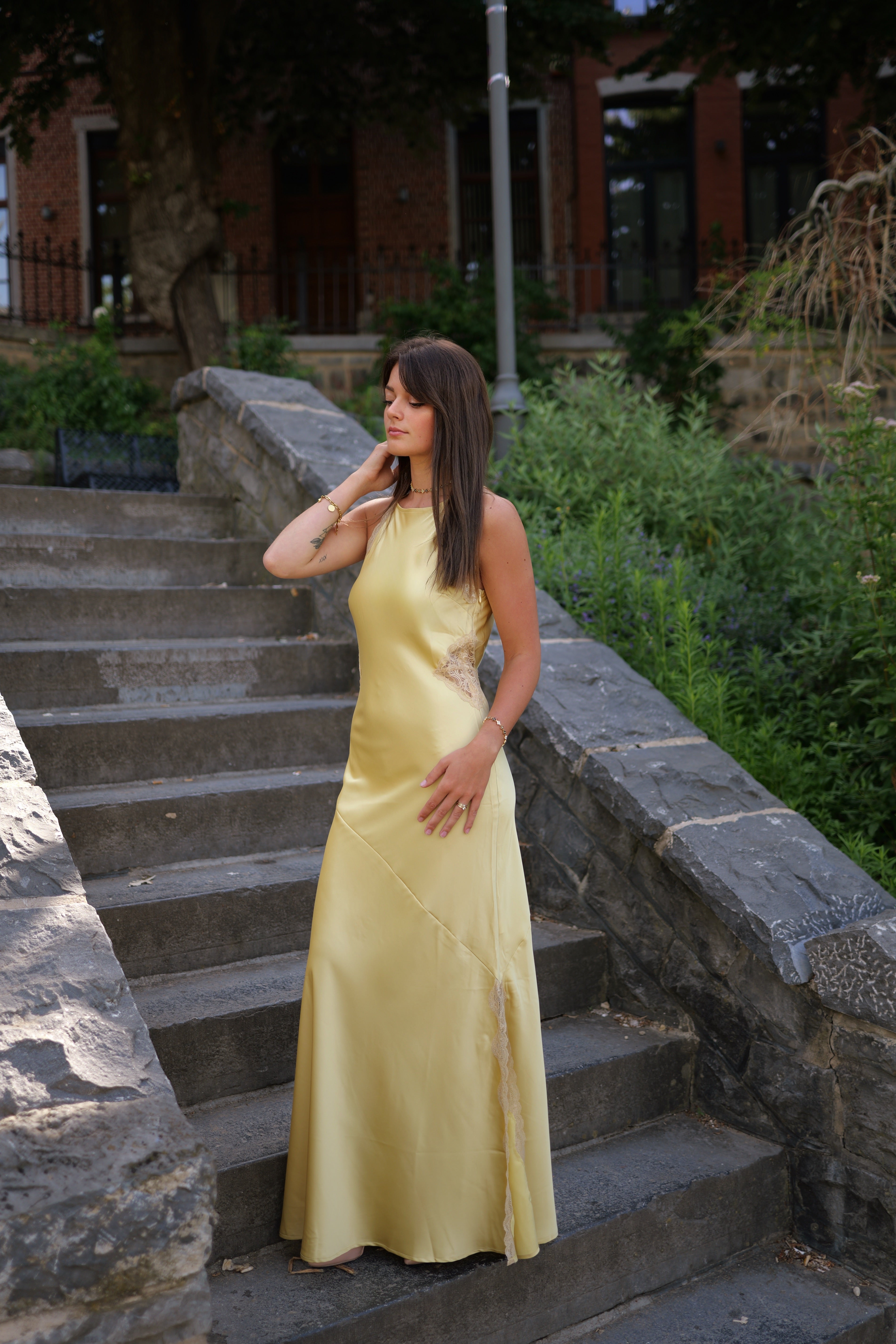 Robe satinée dentelle
