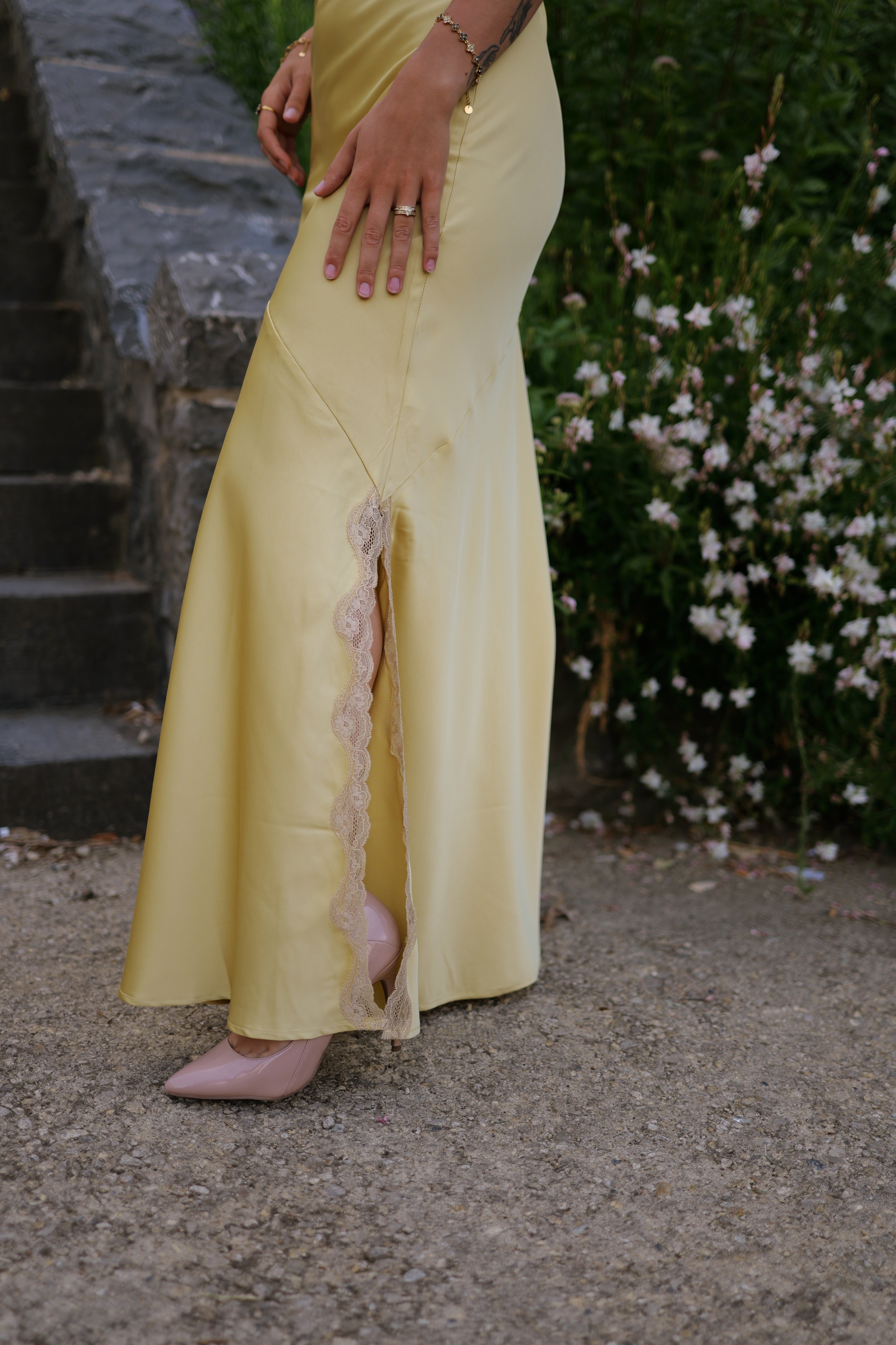 Robe satinée dentelle