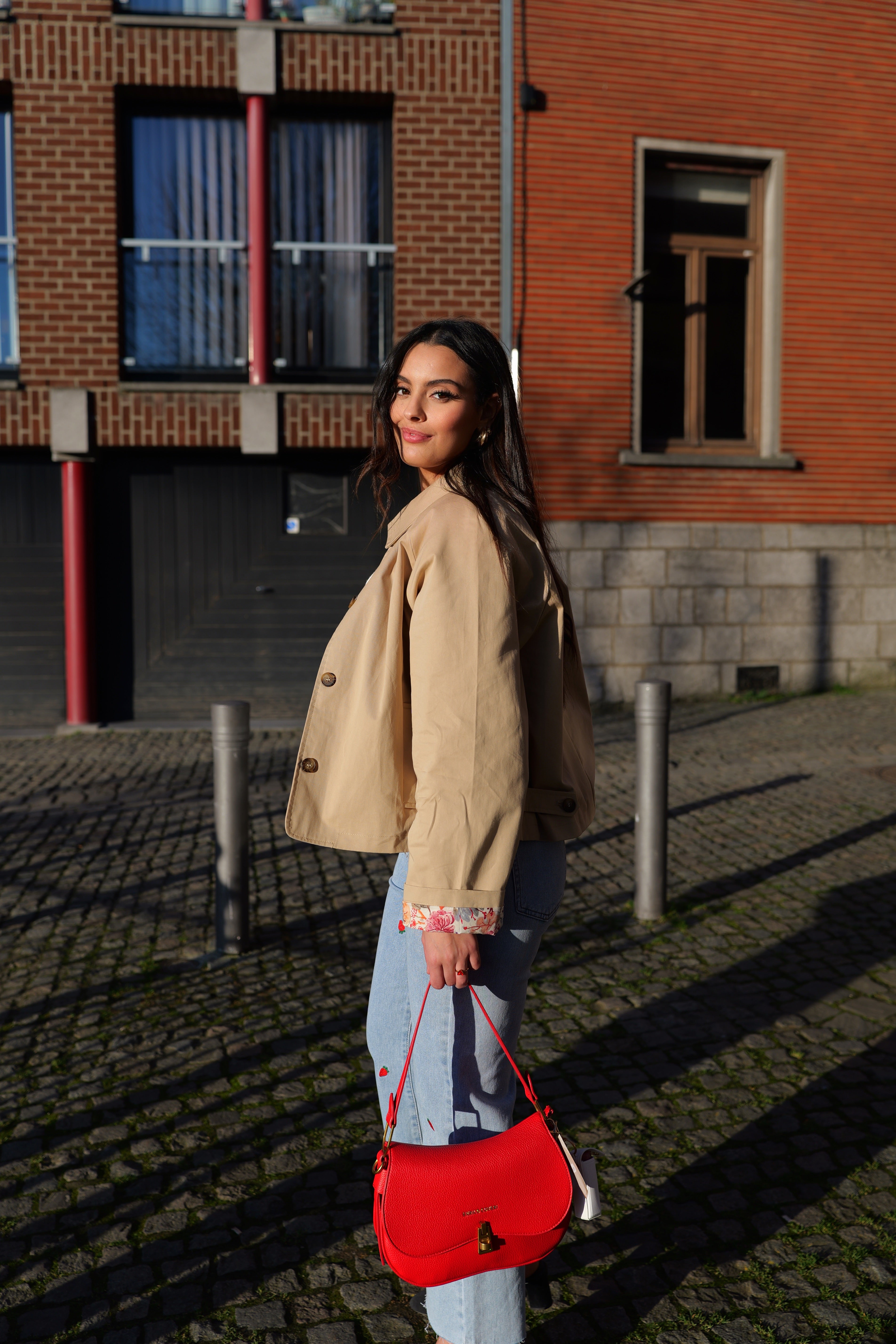 Trench court intérieur fleuri
