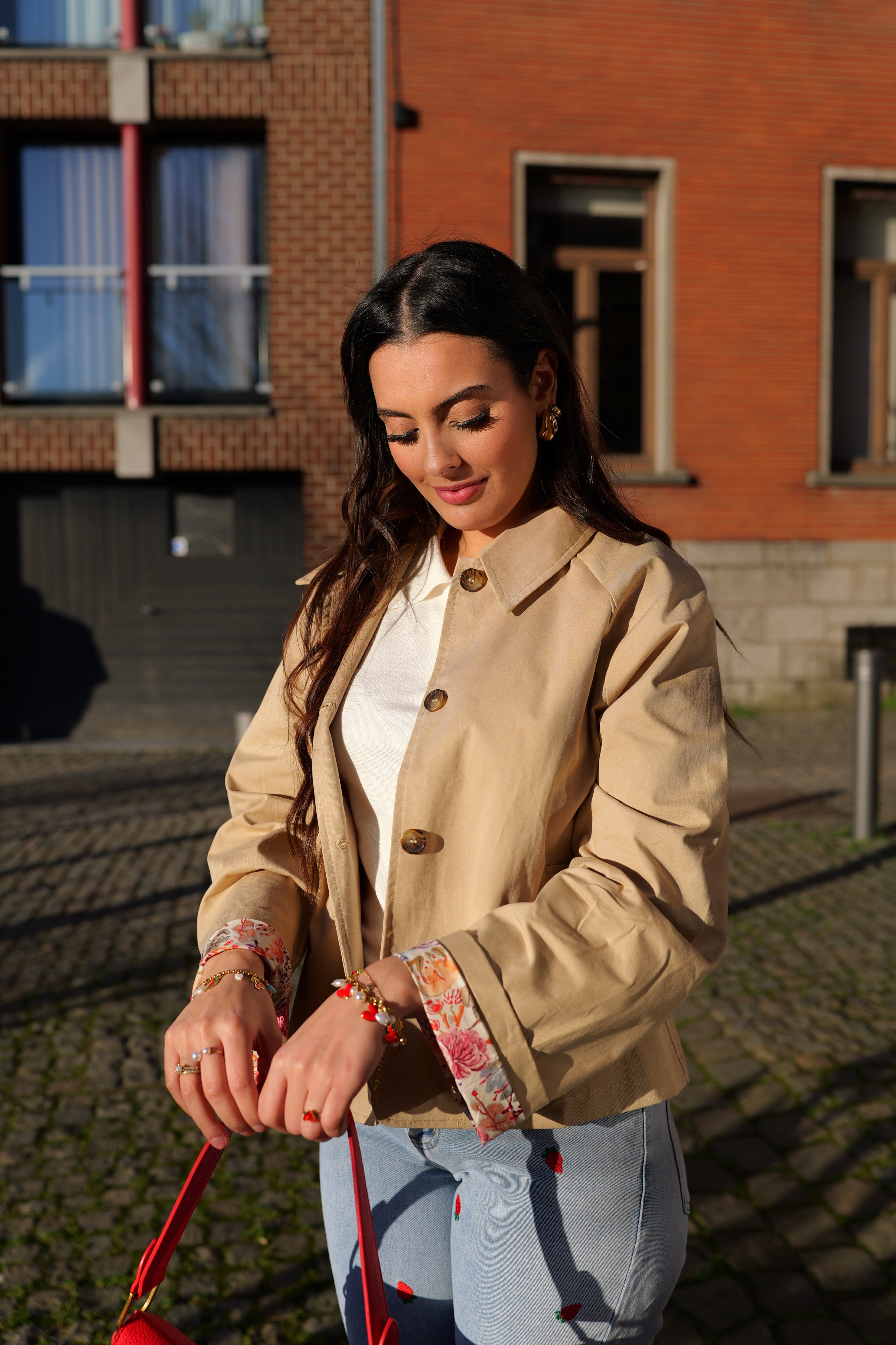Trench court intérieur fleuri