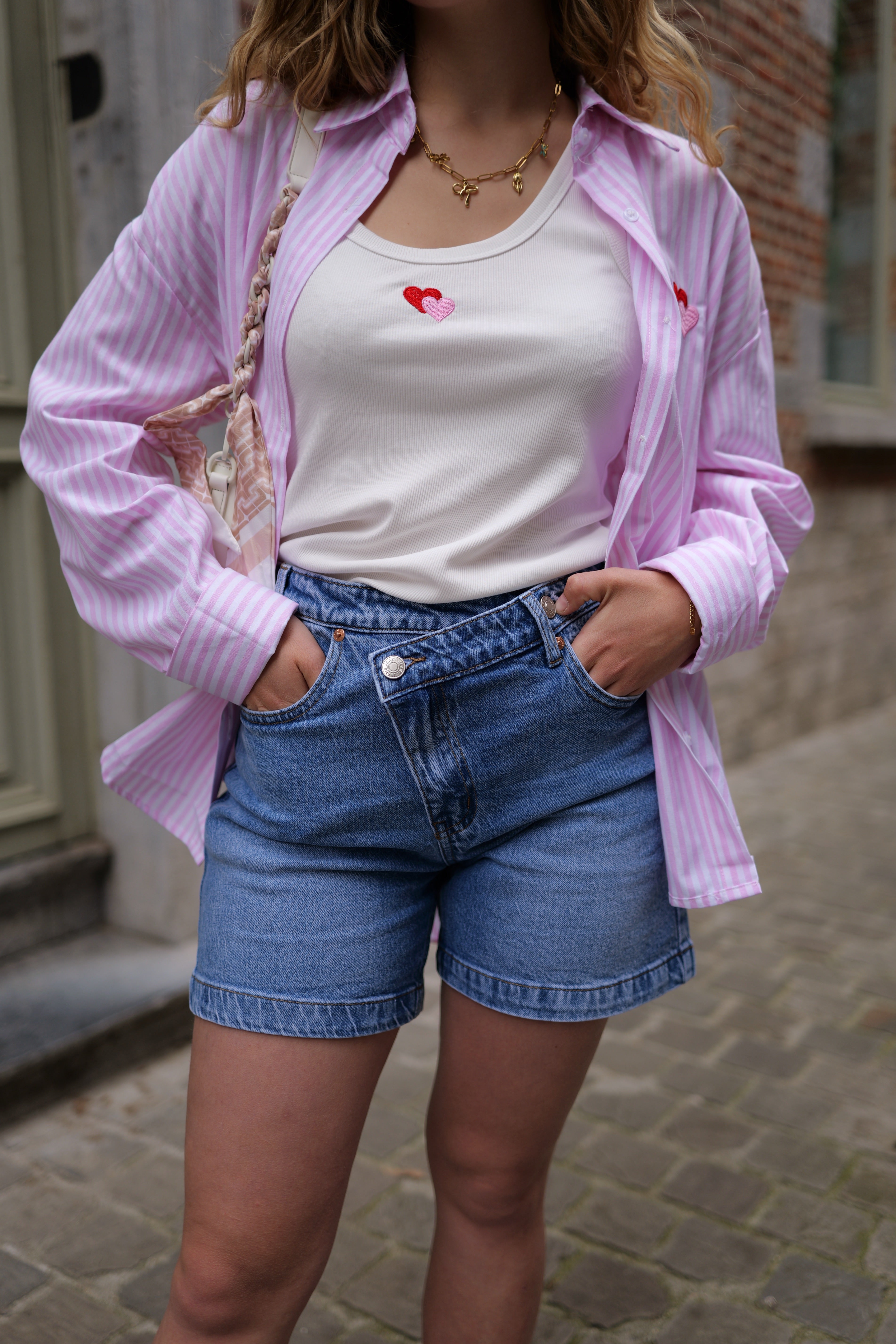 Short bouton asymétrique