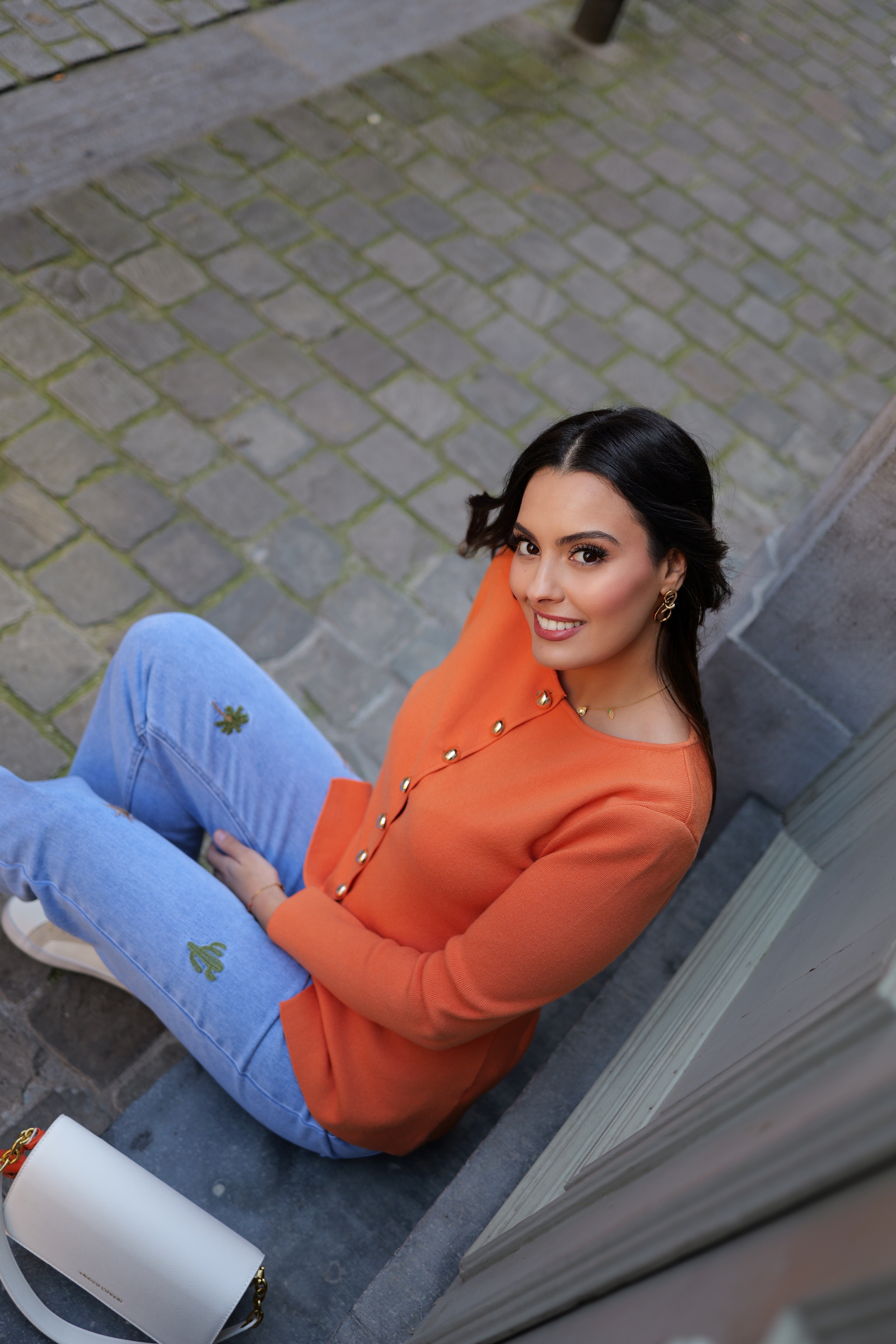 Gilet orange à boutons bijoux