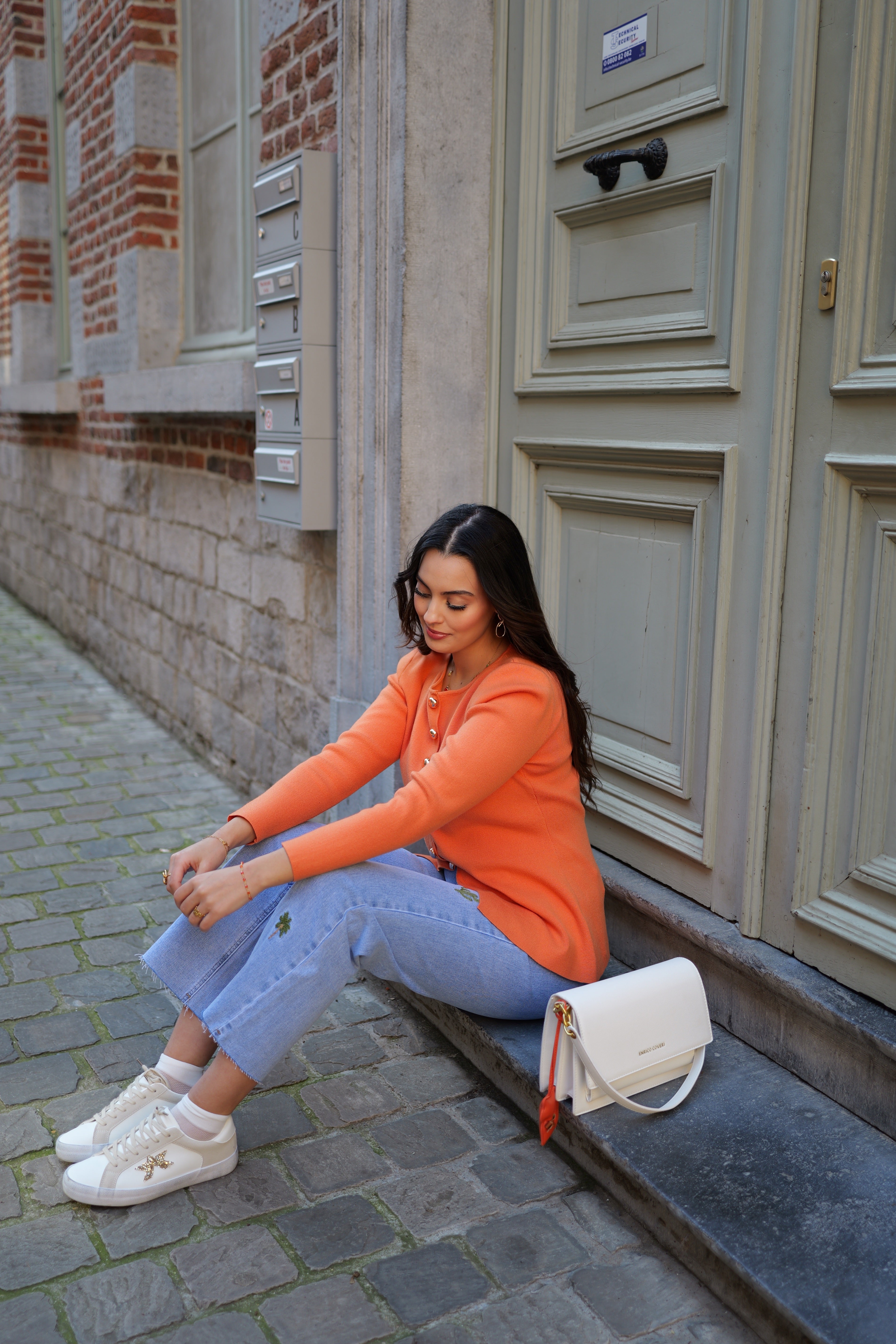 Gilet orange à boutons bijoux