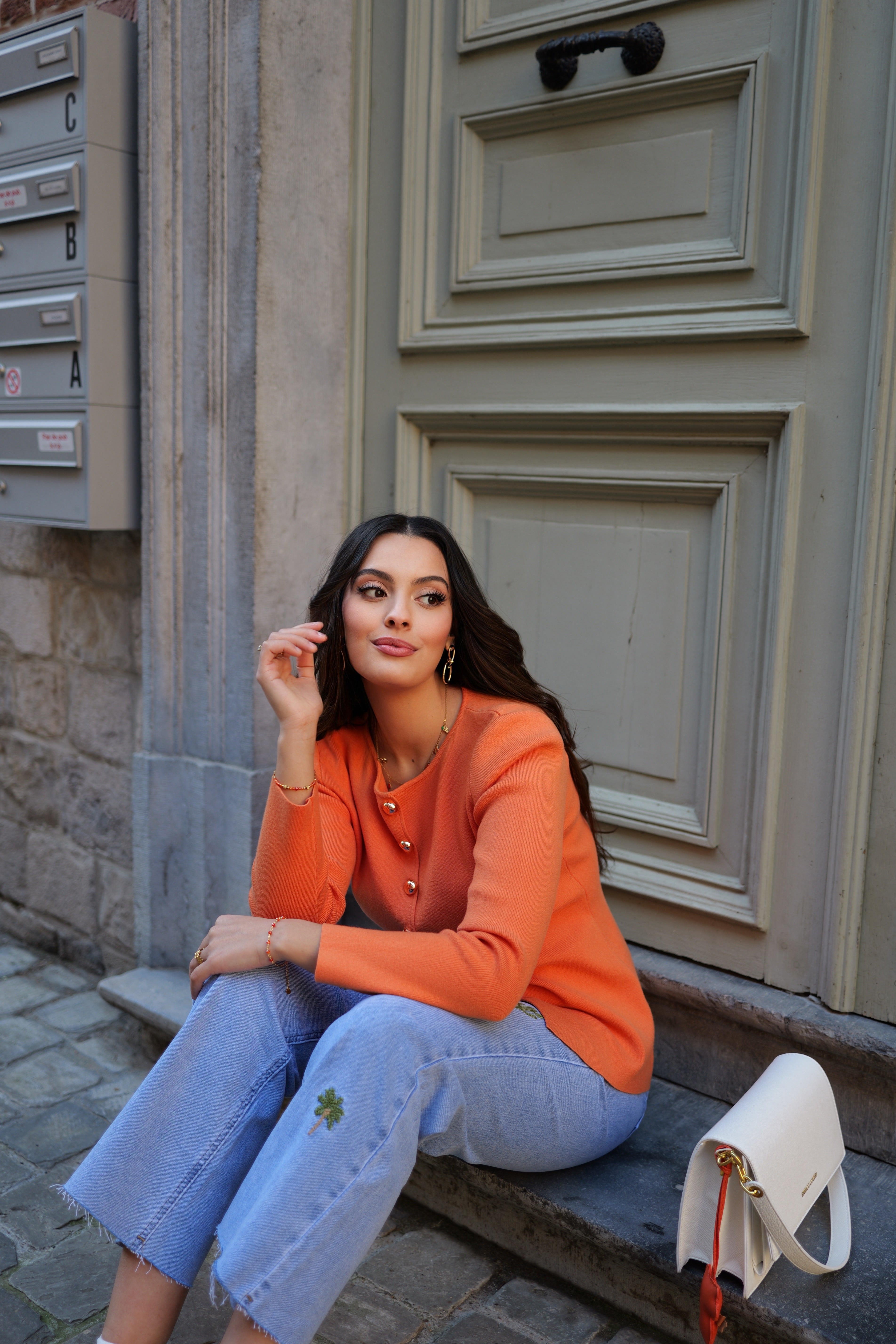 Gilet orange à boutons bijoux